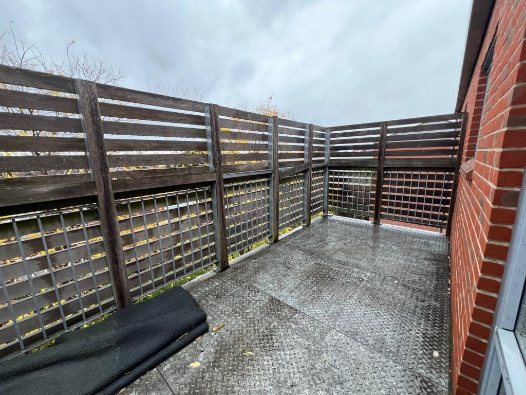Lot: 114 - ONE-BEDROOM FLAT WITH BALCONY SITUATED IN CHADWELL HEATH. - Balcony